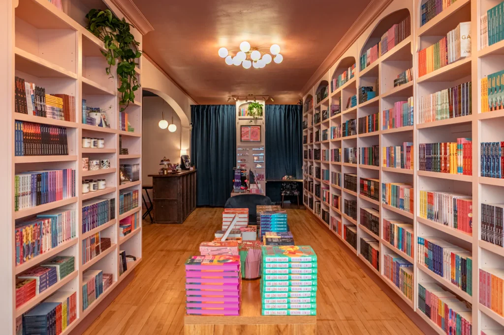 Vue sur les rayons de livres de la librairie romance et fantasy