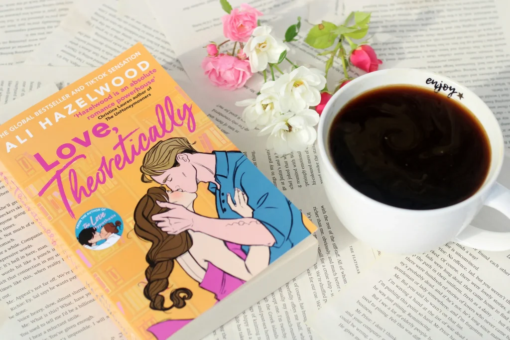 livre de romance nommé Love Theoretically posé sur une table